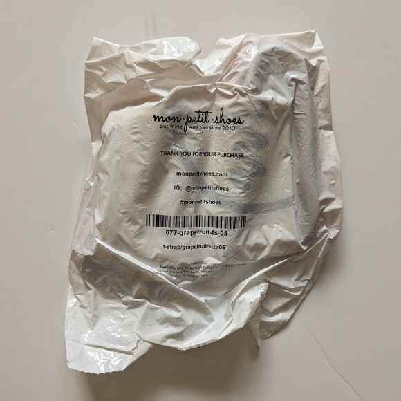 Mon Petit Grapefruit T-strap Shoes Kids size 5 BNIB - Picture 3 of 3